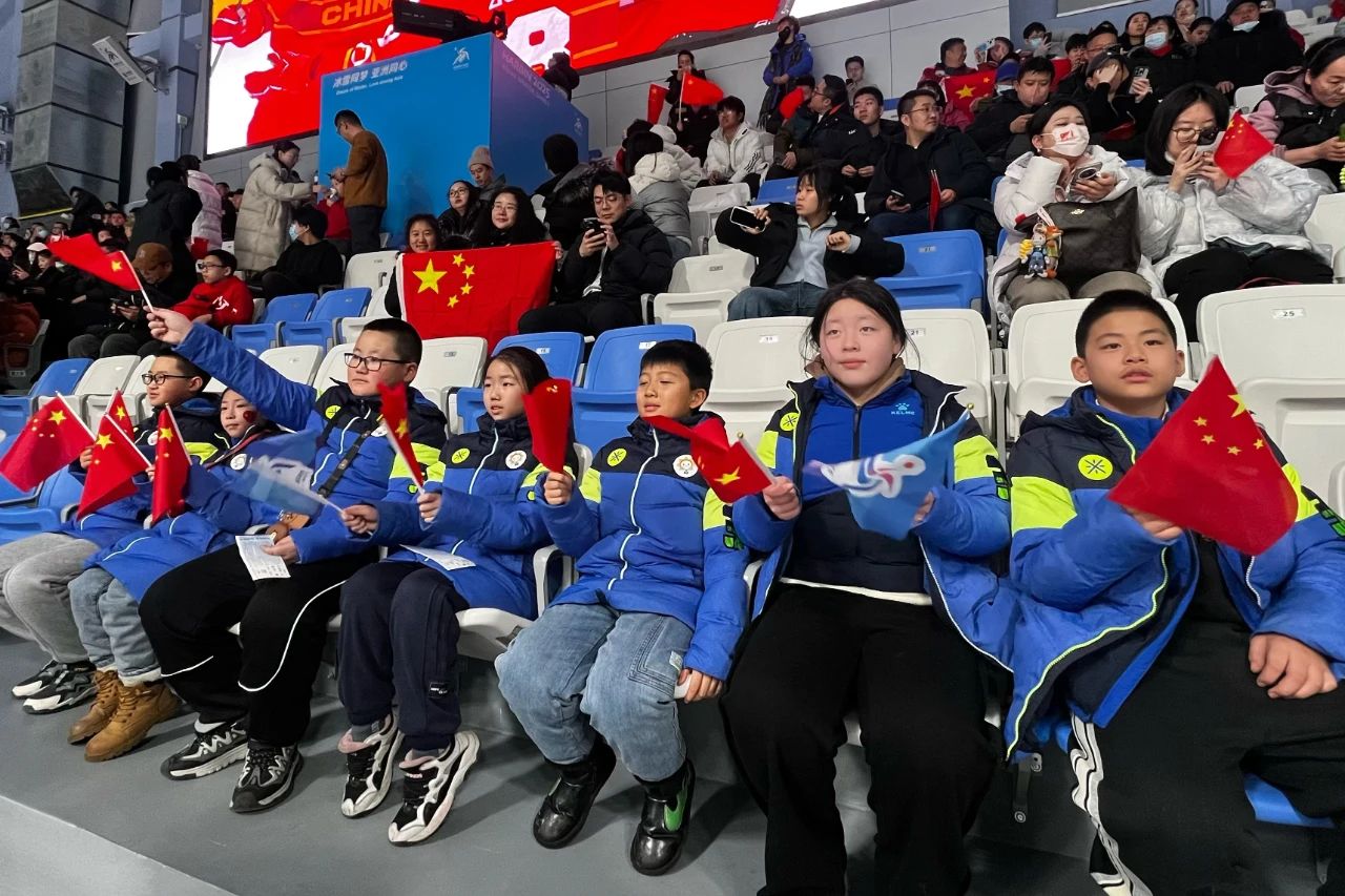 尊时凯龙公益圆梦希望学子观看亚冬会冰球赛事